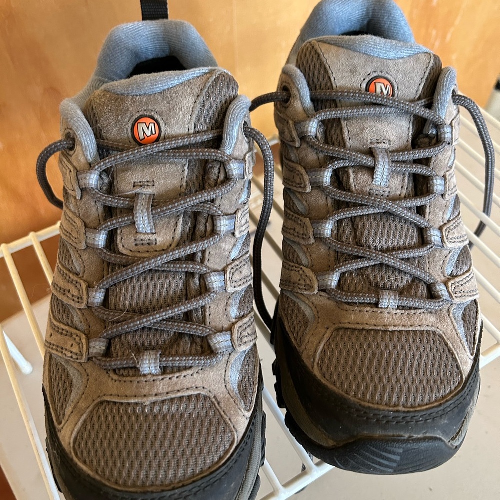 Merrell Women's Tan and Black Athletic Shoes